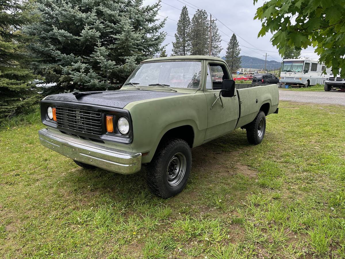 Dodge-w200-military-vehicle-1977-green