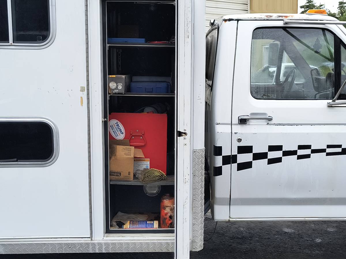 F350-4x4-ambulance-pkg-diesel-1987-white-3