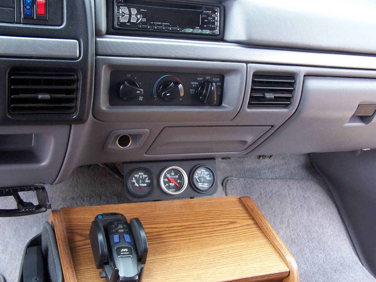 F350-extended-cab-1994-white-12