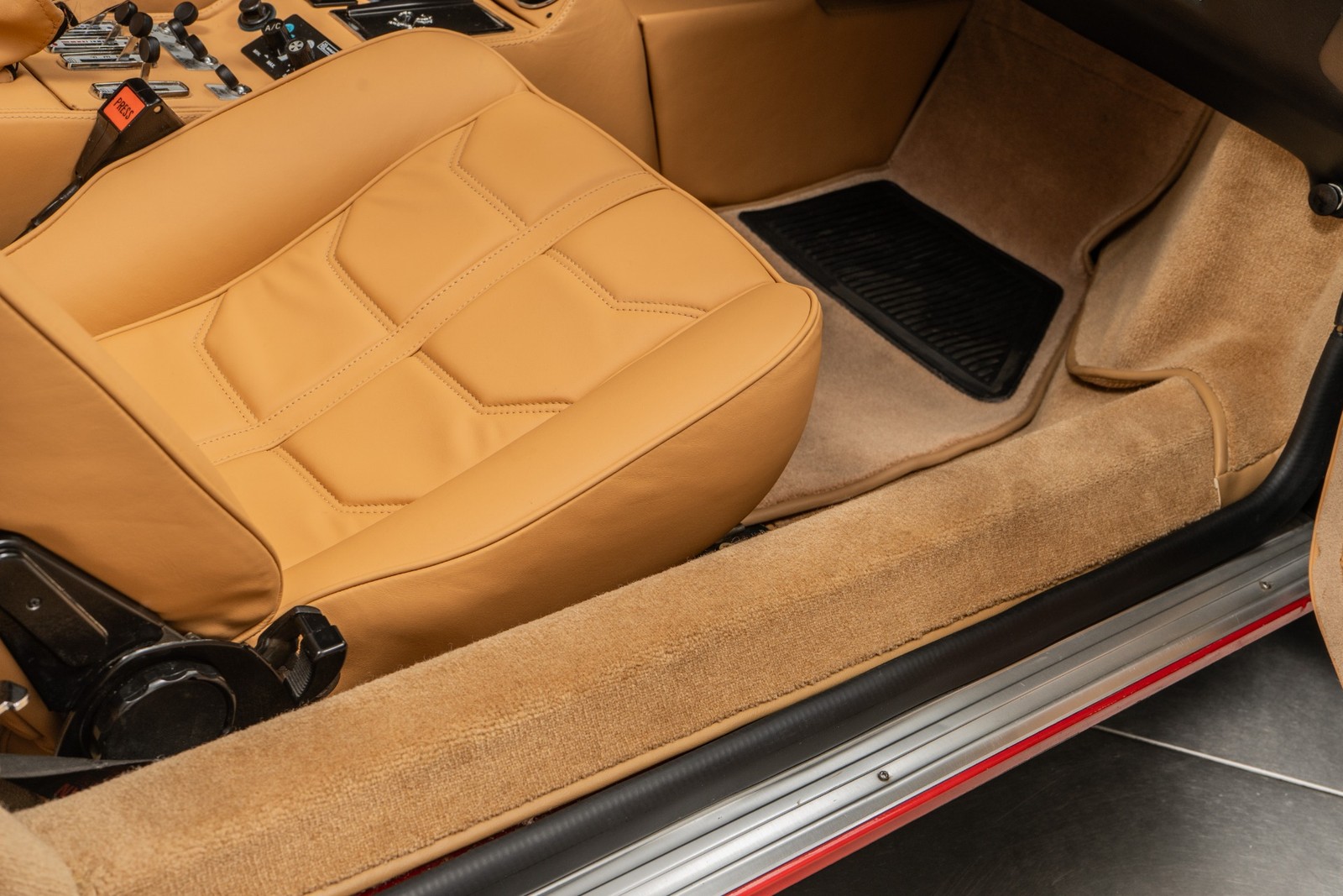 Ferrari-308-1985-2D-Coupe-24