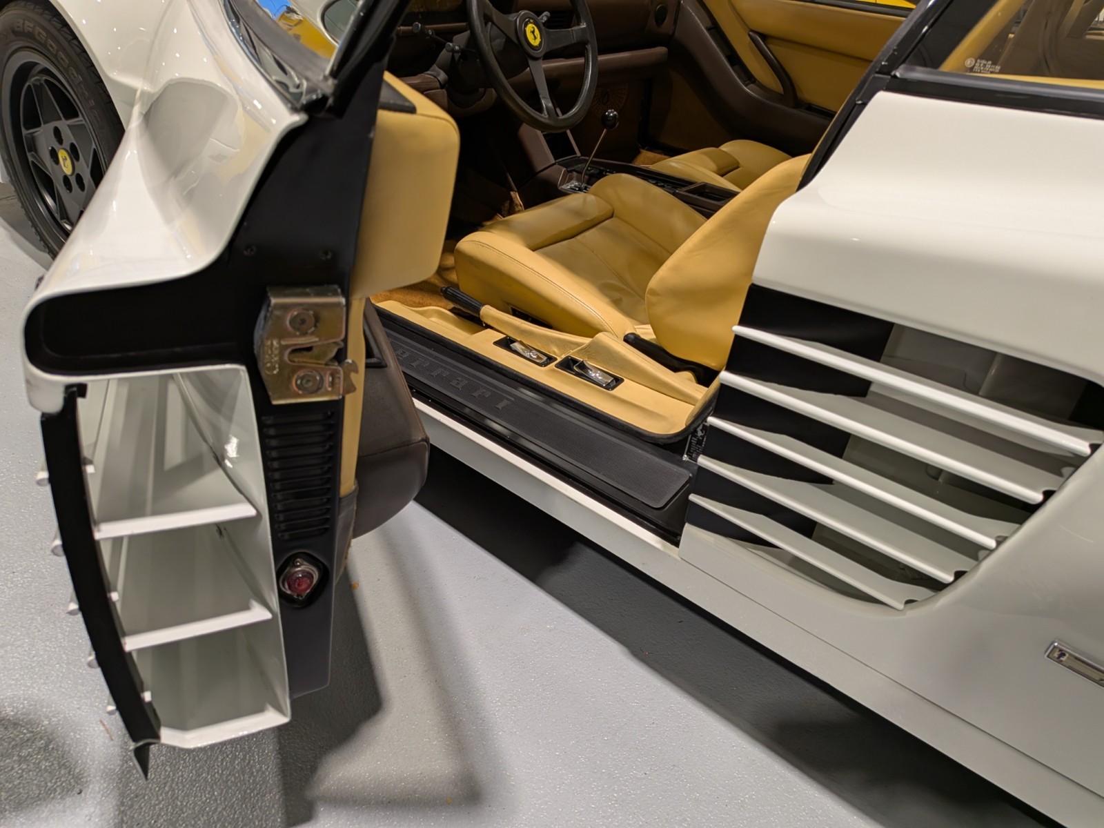 Ferrari-Testarossa-1988-Coupe-4