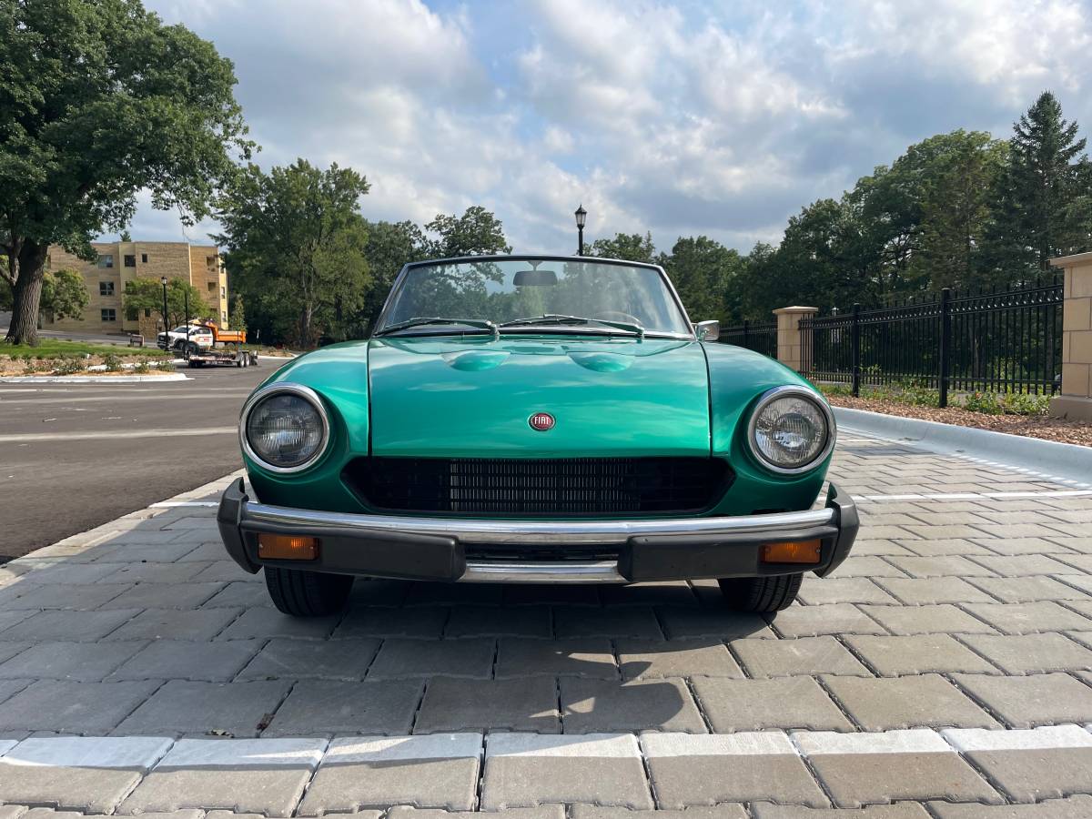 Fiat-124-spider-1977-green-11