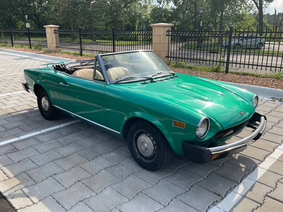 Fiat-124-spider-1977-green-8