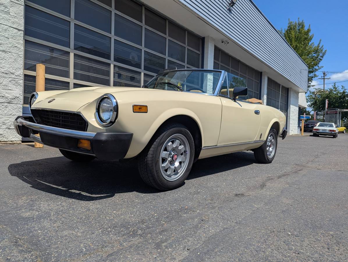 Fiat-2000-spider-1980-2