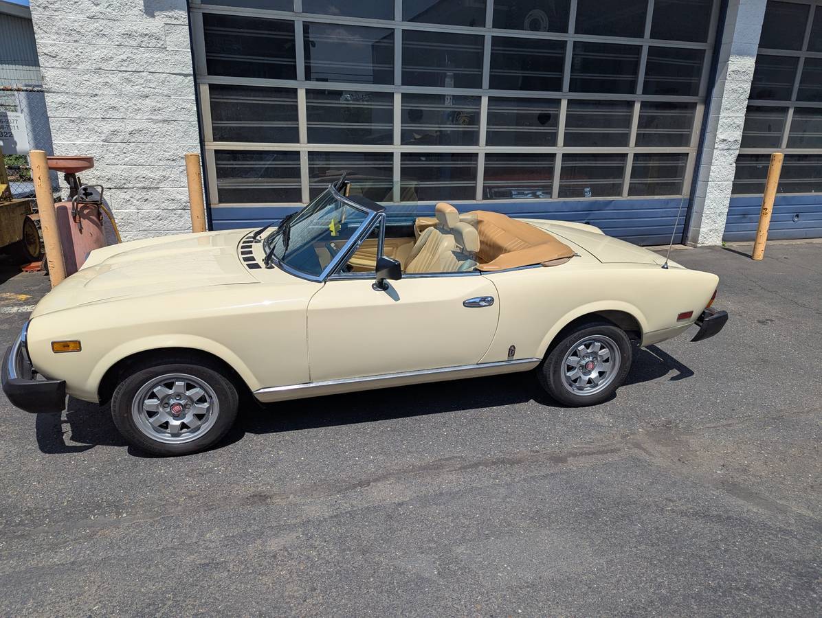 Fiat-2000-spider-1980-3