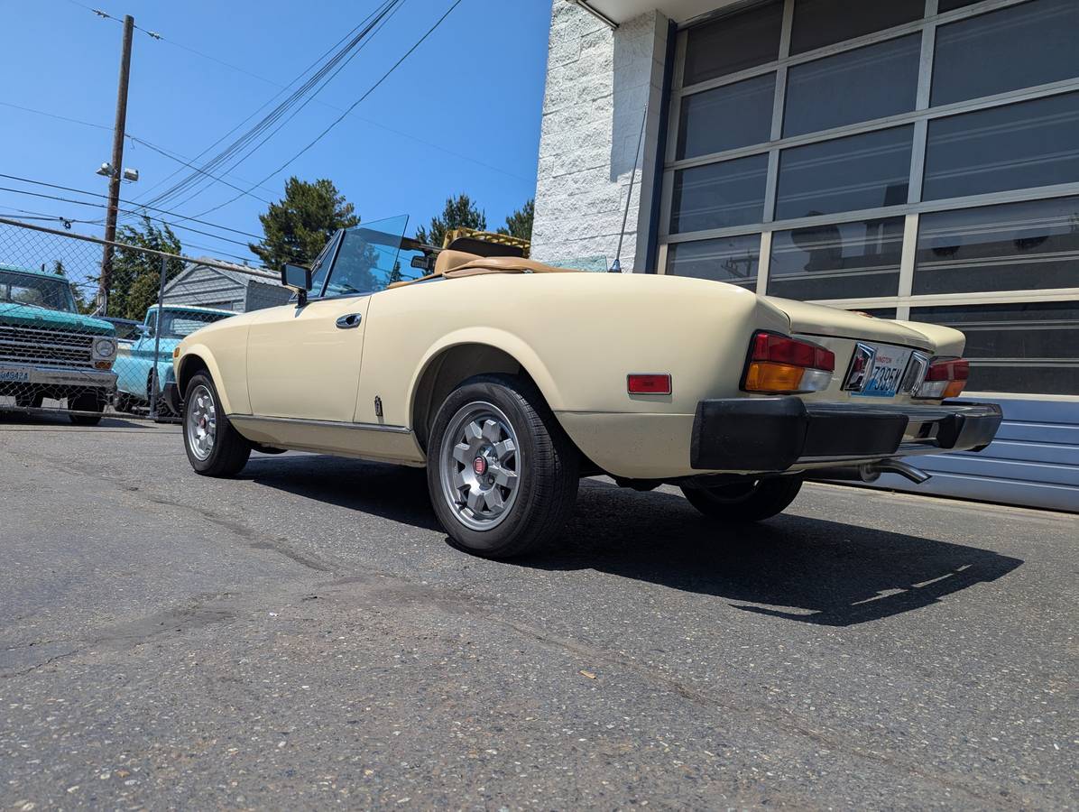 Fiat-2000-spider-1980-5