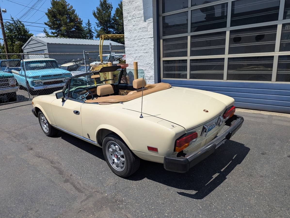 Fiat-2000-spider-1980-6