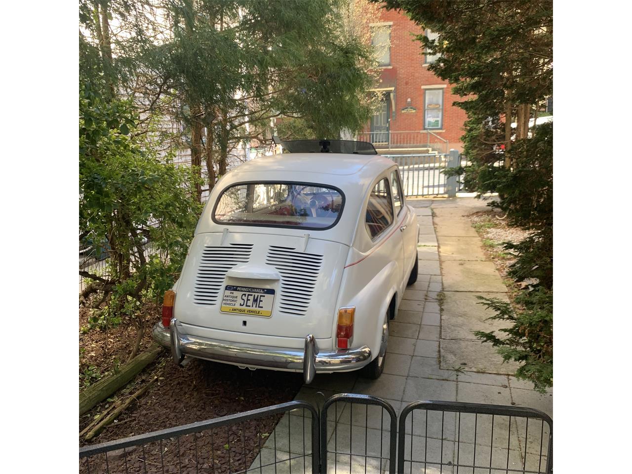 Fiat-600-1966-White-with-red-strip-Red-and-white-2