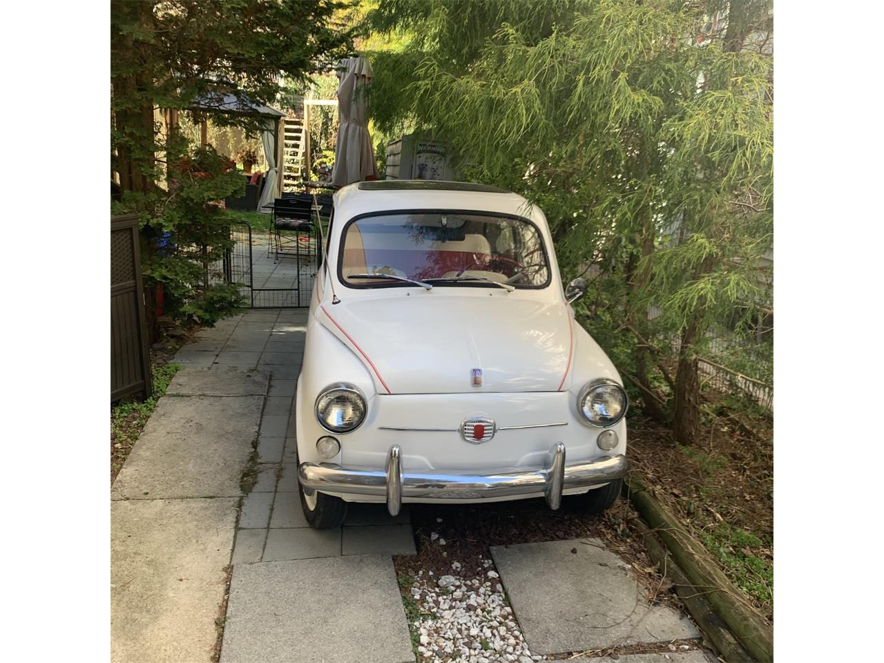 Fiat-600-1966-White-with-red-strip-Red-and-white