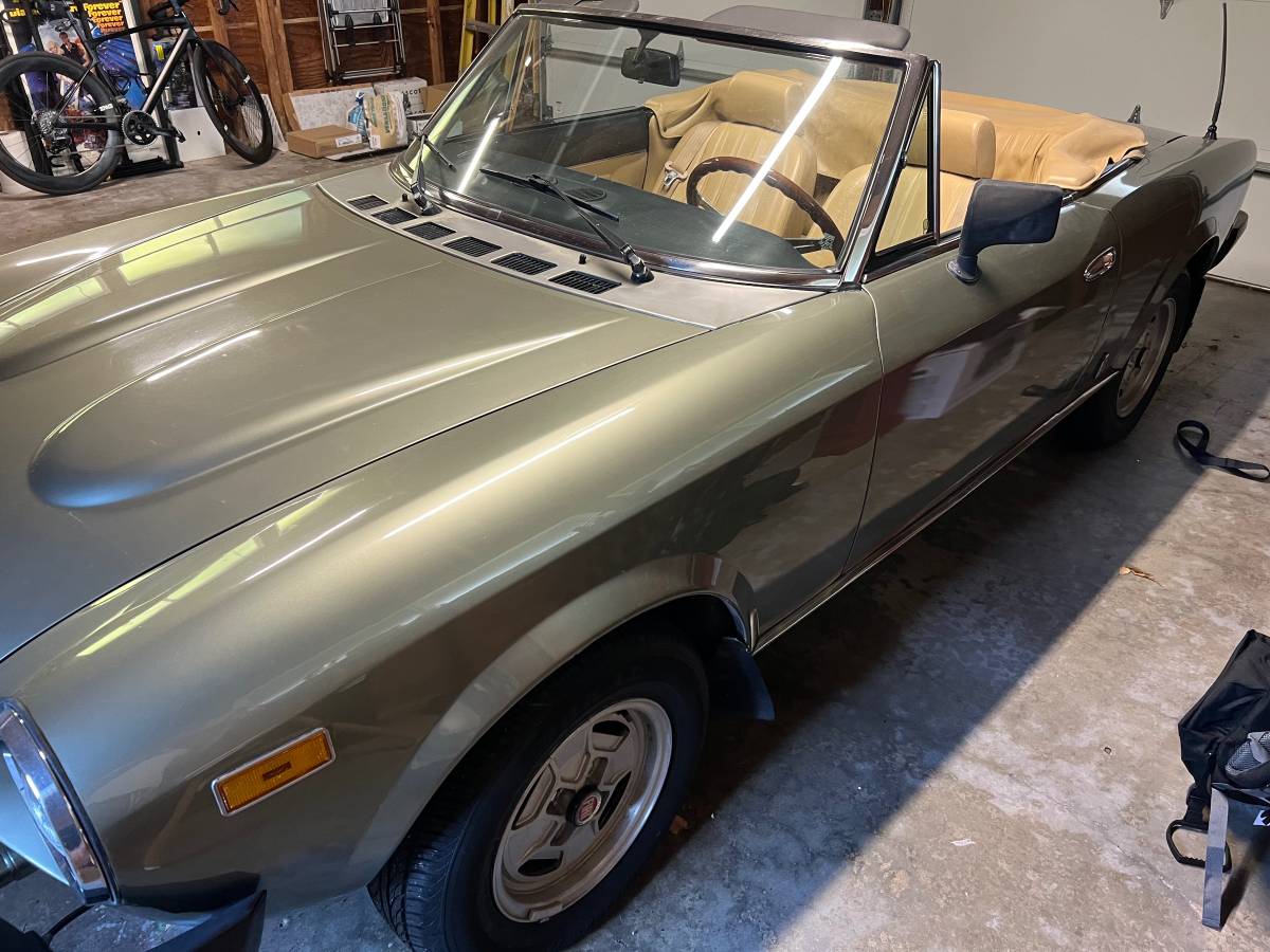 Fiat-spider-124-1981-green-4