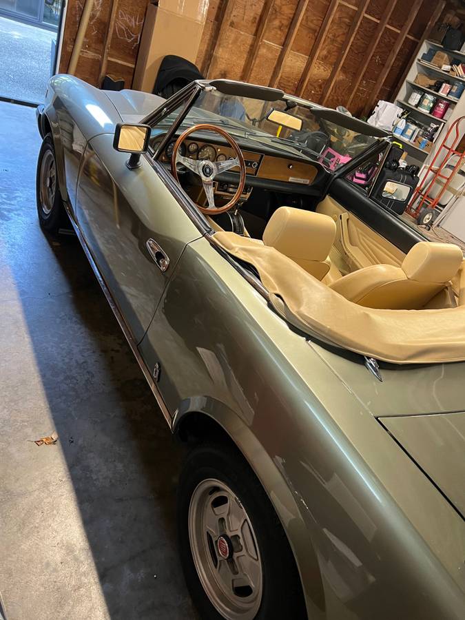 Fiat-spider-124-1981-green-5