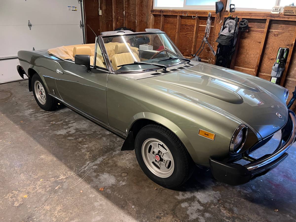 Fiat-spider-124-1981-green