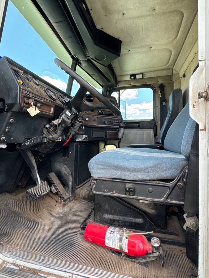 Fld120-freightliner-diesel-1995-white-3