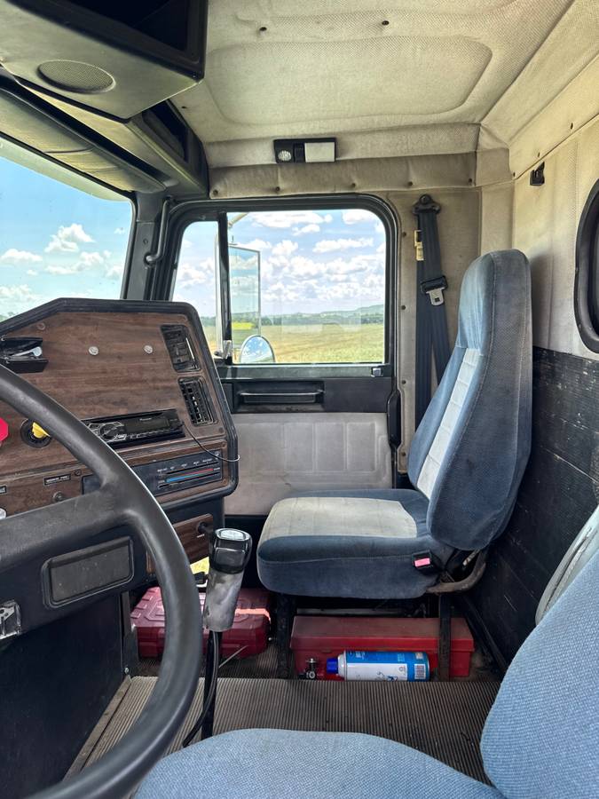 Fld120-freightliner-diesel-1995-white-4