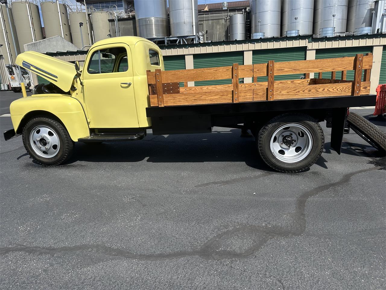 Ford-1-12-ton-pickup-1948-Yellow-Blue-10