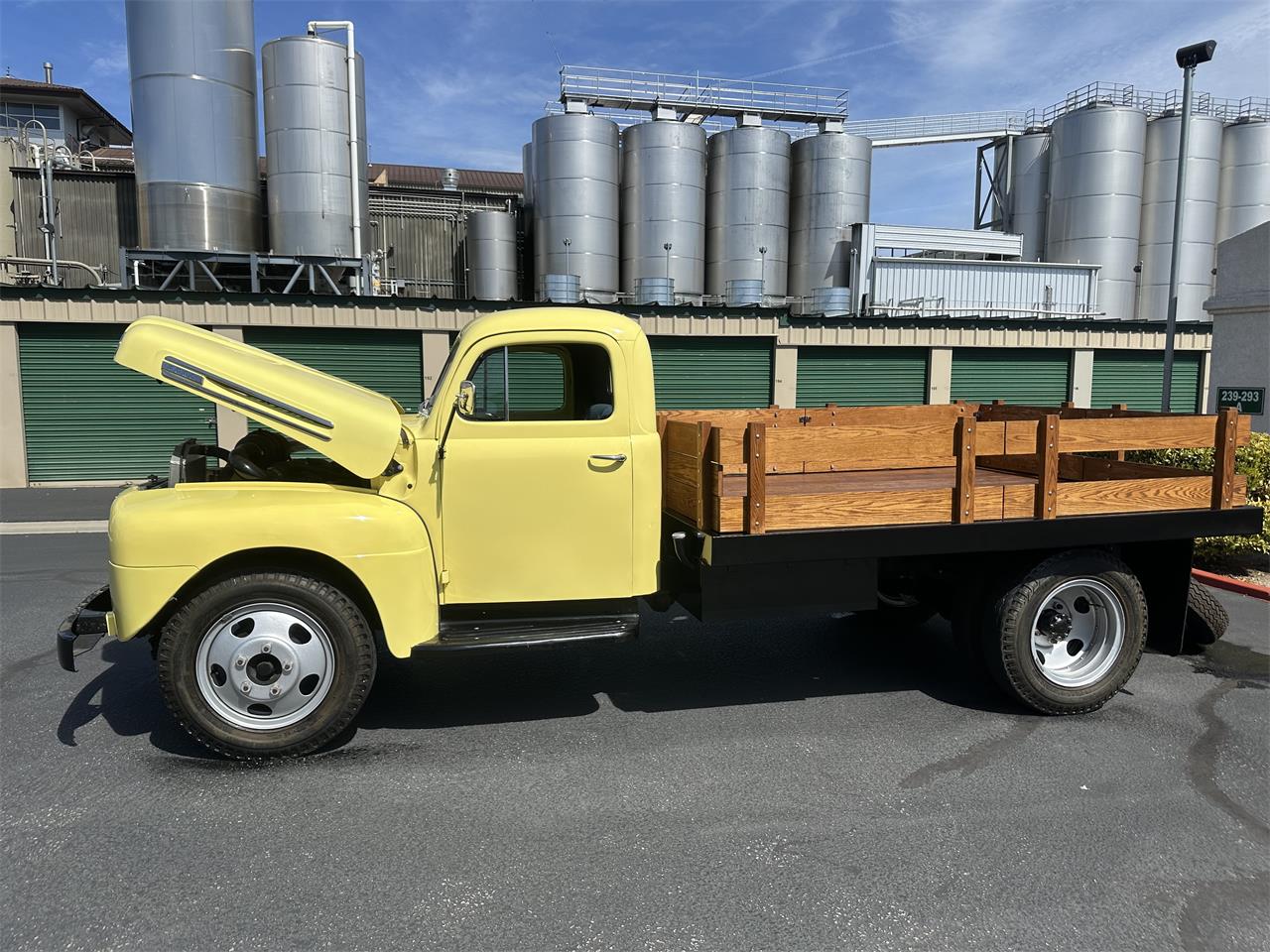 Ford-1-12-ton-pickup-1948-Yellow-Blue-11