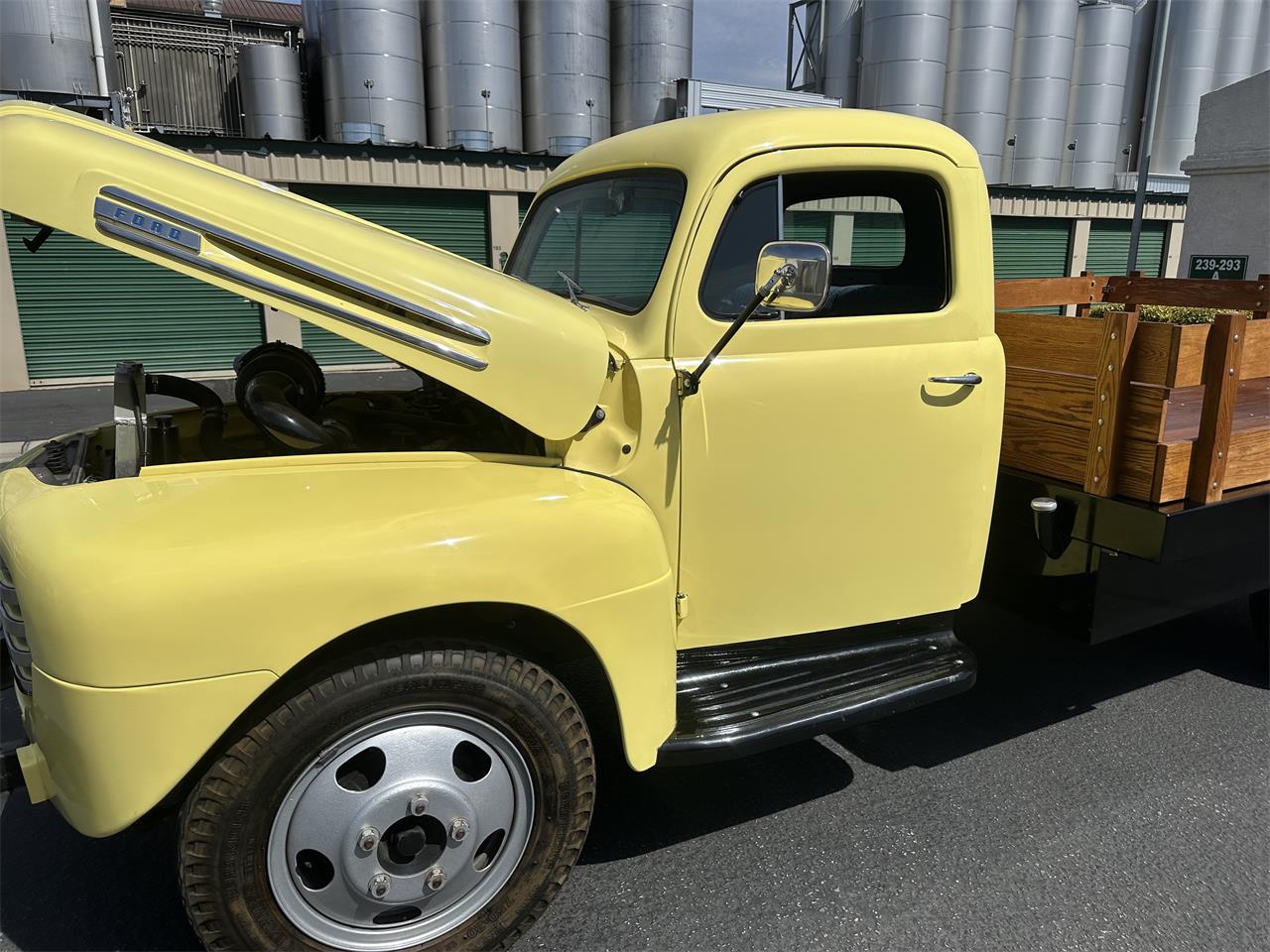 Ford-1-12-ton-pickup-1948-Yellow-Blue-16