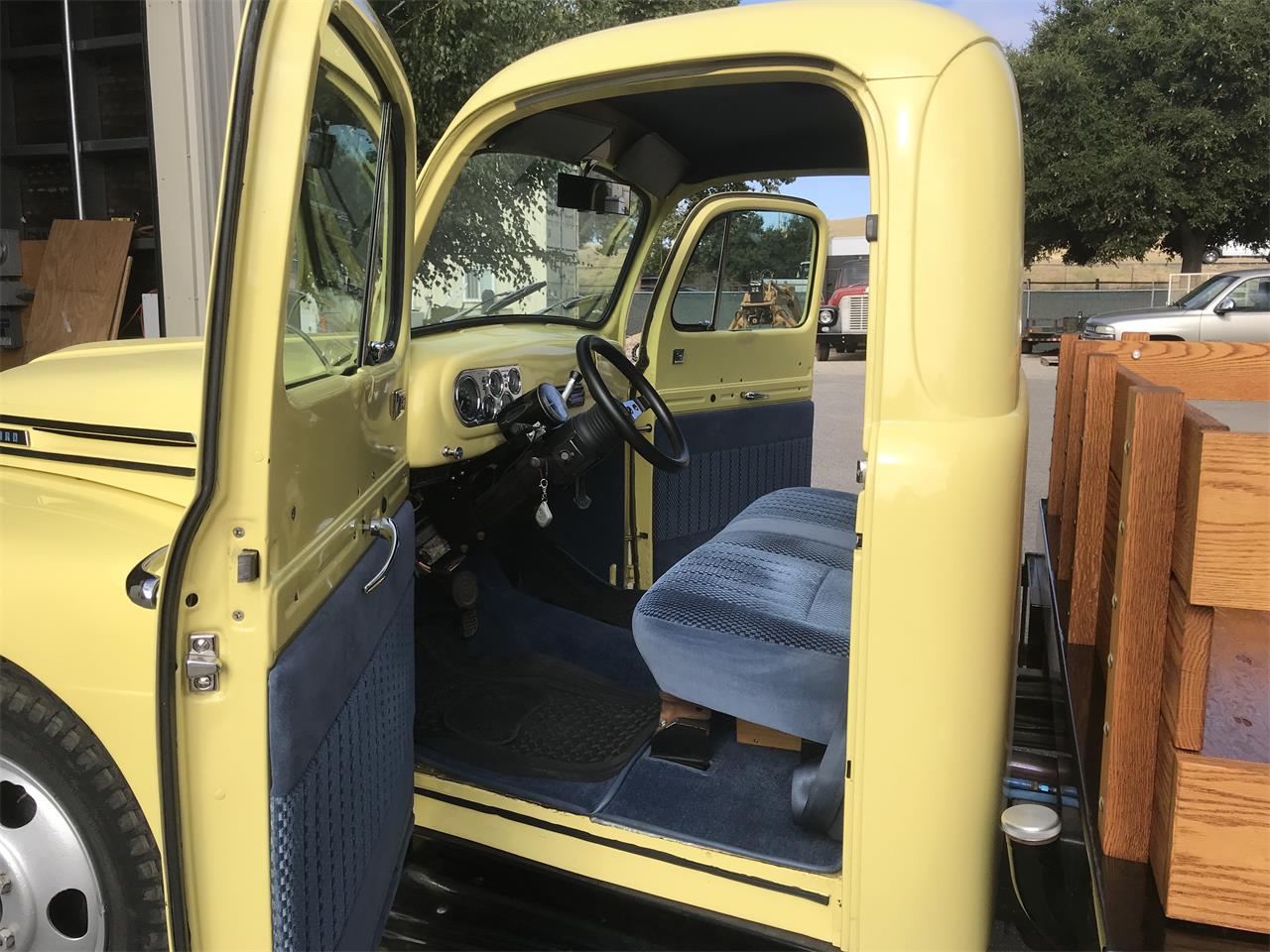 Ford-1-12-ton-pickup-1948-Yellow-Blue-2