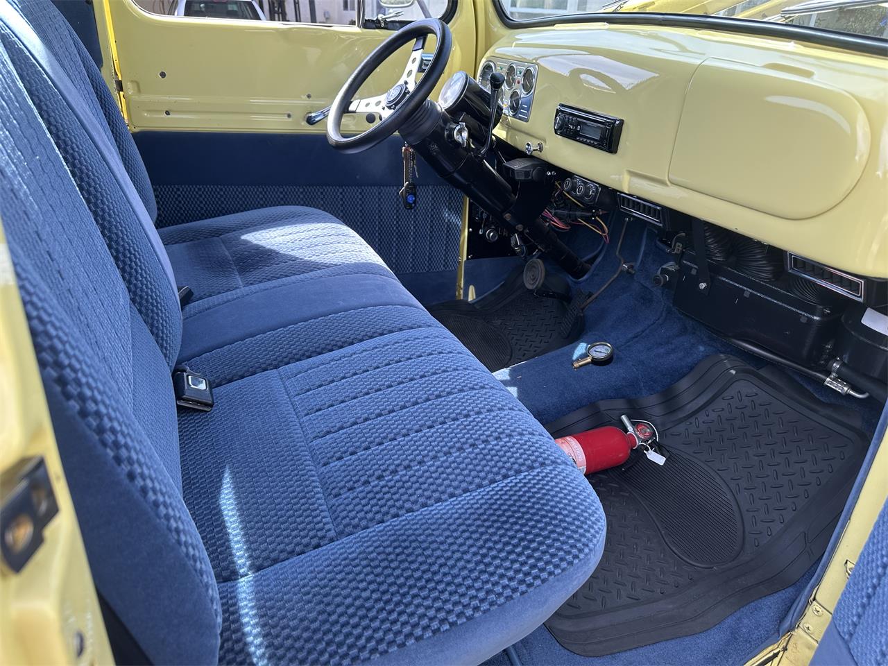 Ford-1-12-ton-pickup-1948-Yellow-Blue-28