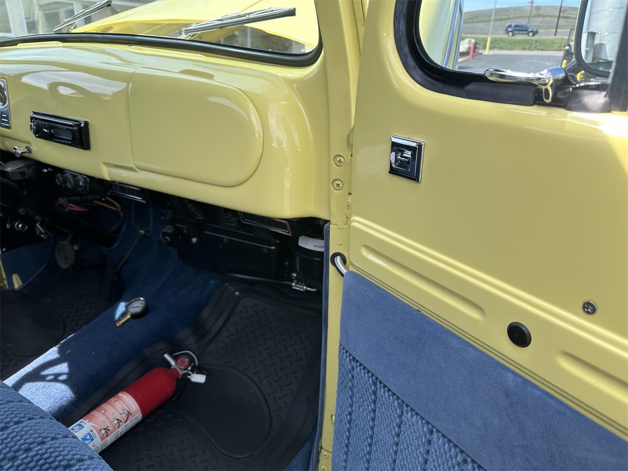 Ford-1-12-ton-pickup-1948-Yellow-Blue-29