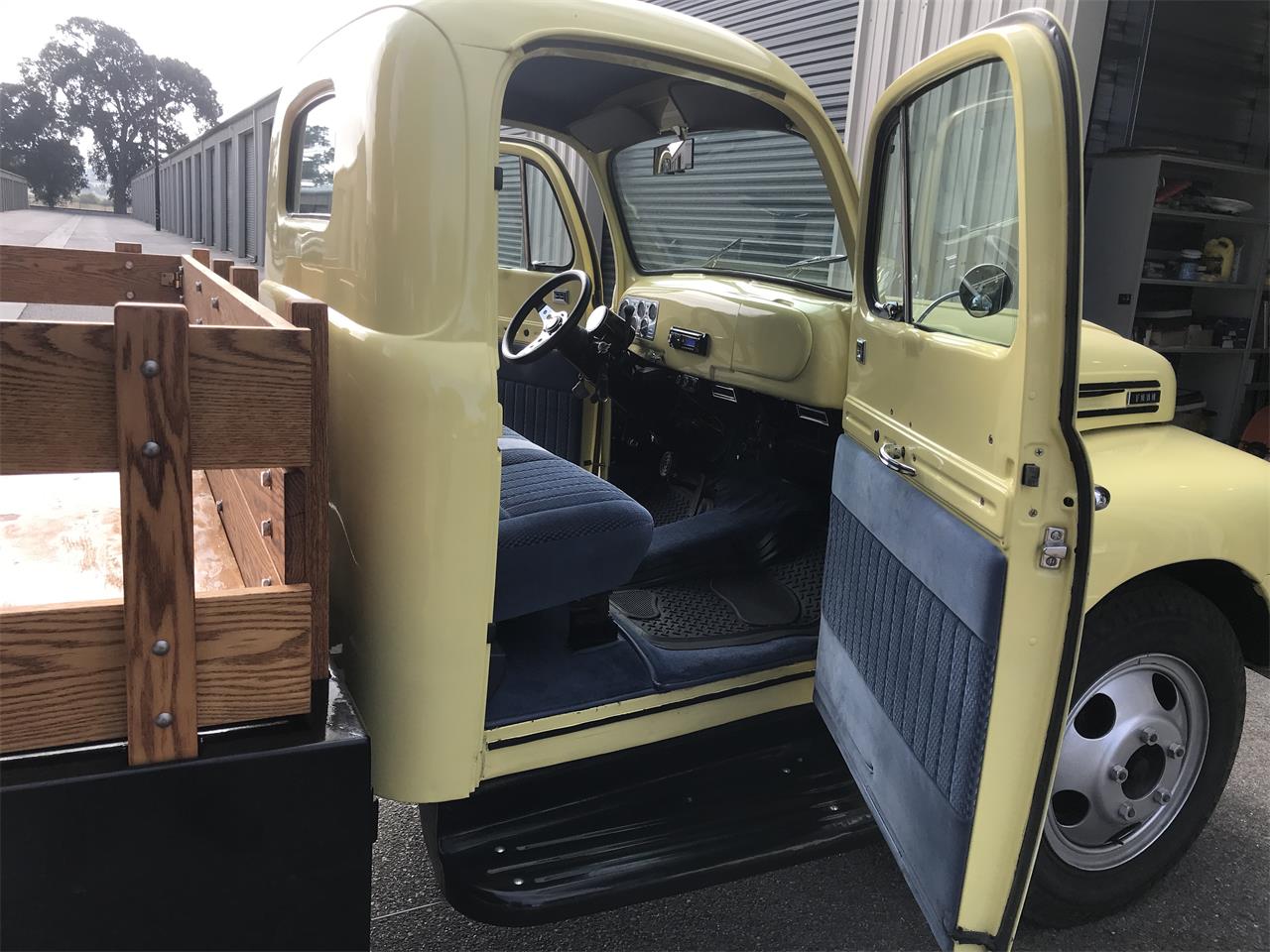 Ford-1-12-ton-pickup-1948-Yellow-Blue-3