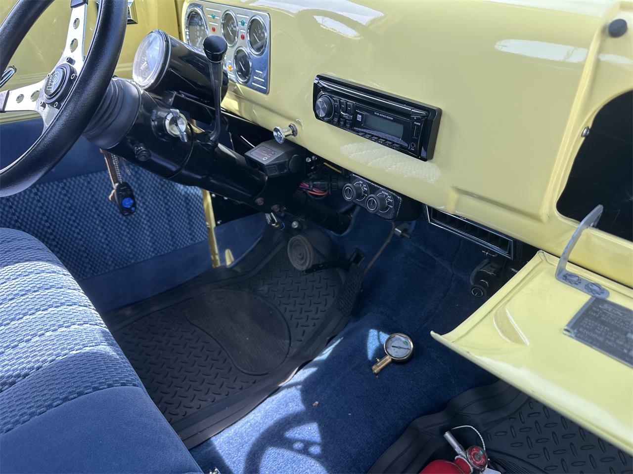 Ford-1-12-ton-pickup-1948-Yellow-Blue-31