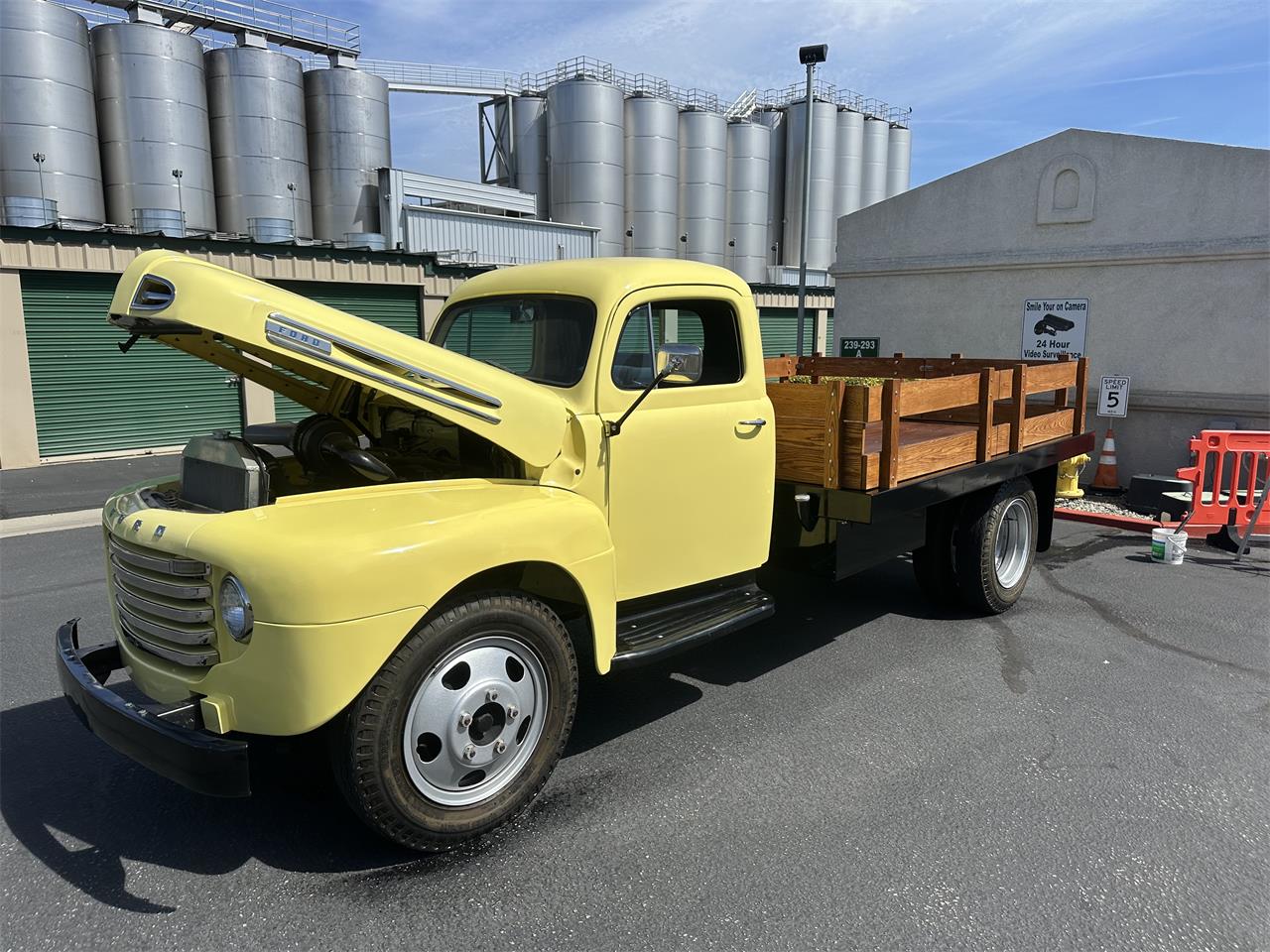 Ford-1-12-ton-pickup-1948-Yellow-Blue-34