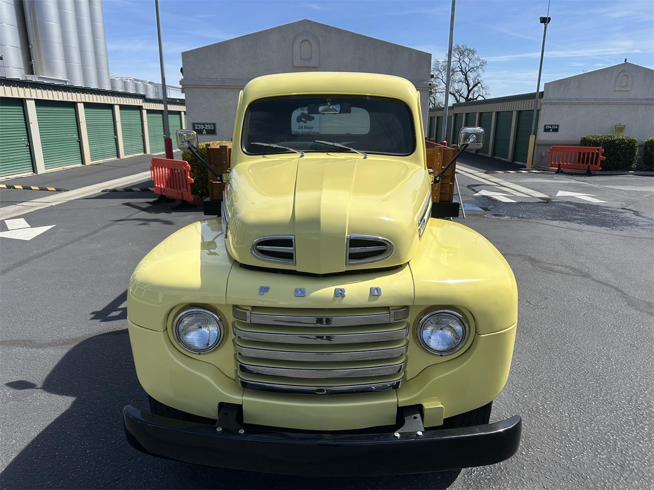 Ford-1-12-ton-pickup-1948-Yellow-Blue-36