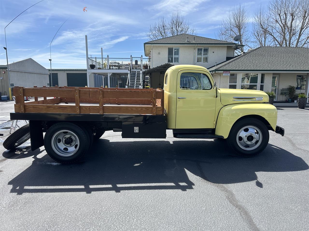 Ford-1-12-ton-pickup-1948-Yellow-Blue-38