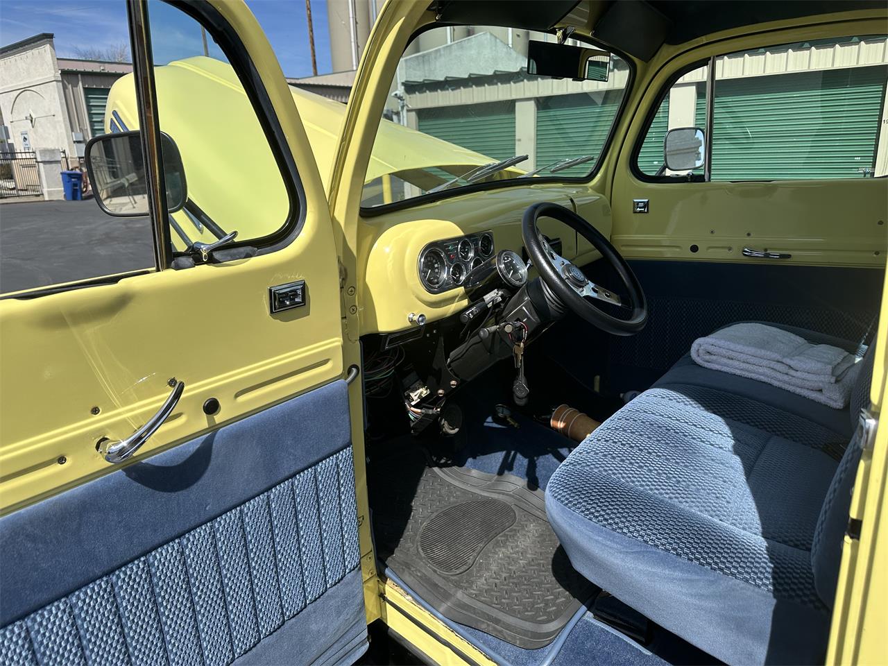 Ford-1-12-ton-pickup-1948-Yellow-Blue-4