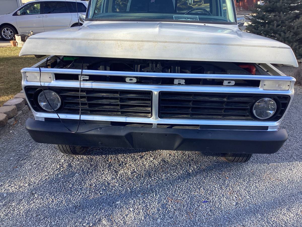 Ford-1-ton-f350-1975-white-10