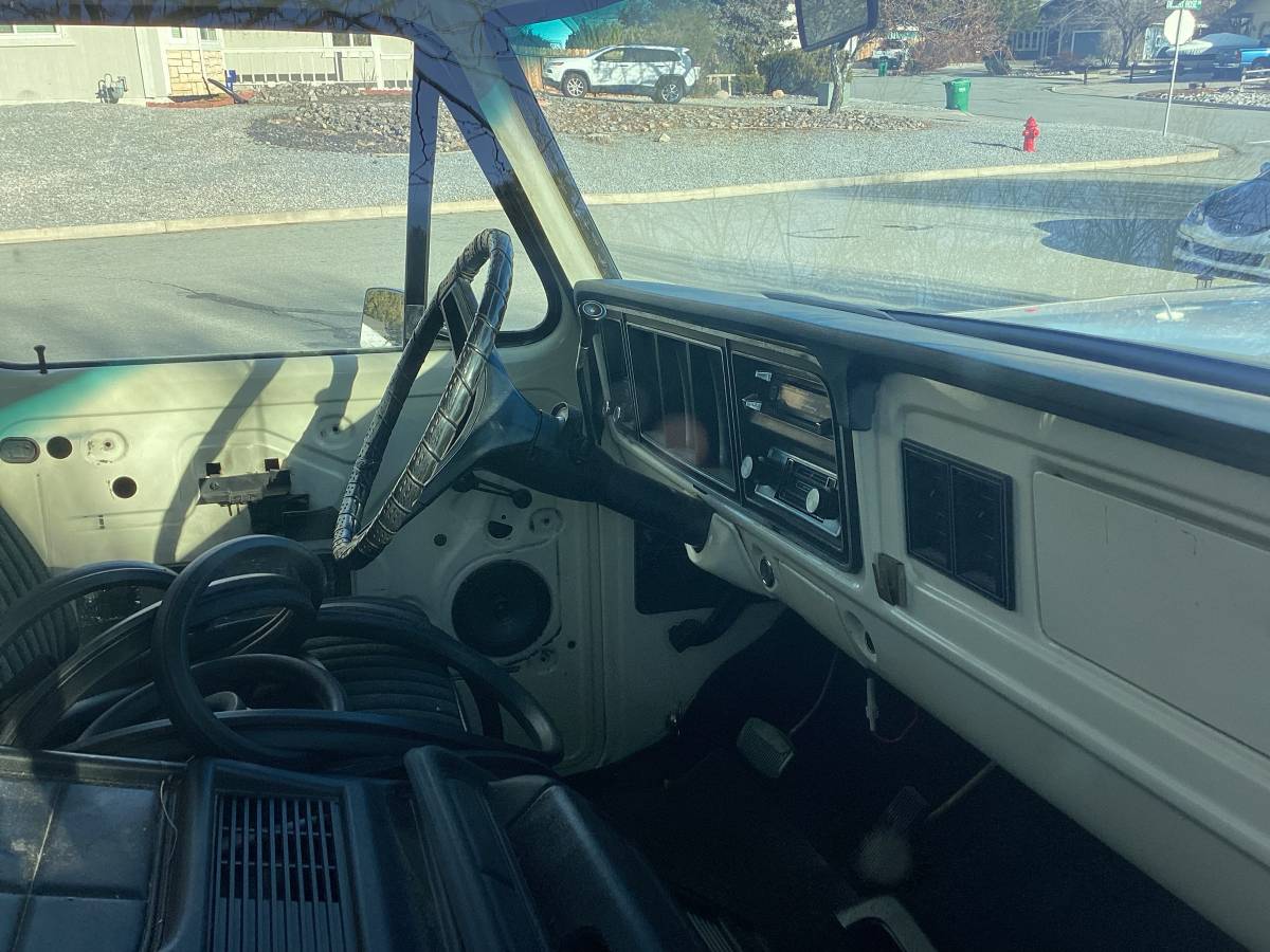 Ford-1-ton-f350-1975-white-11