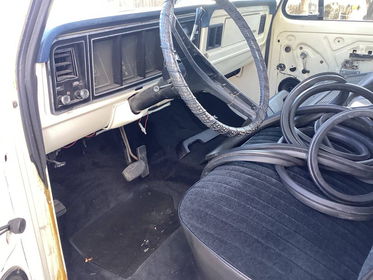 Ford-1-ton-f350-1975-white-9