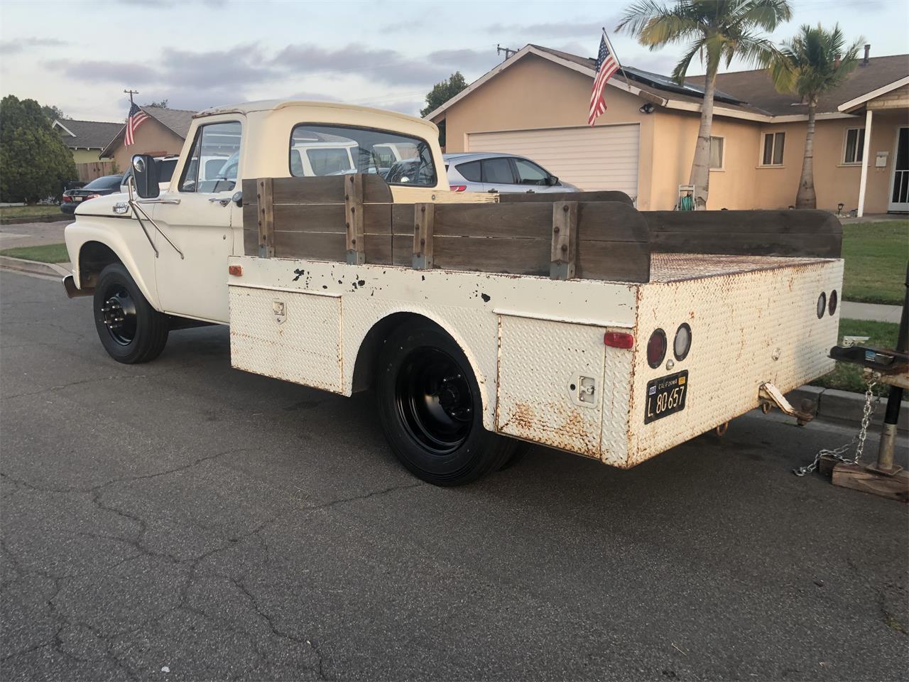 Ford-1-ton-flatbed-1963-wimbledon-white-navy-blue-11