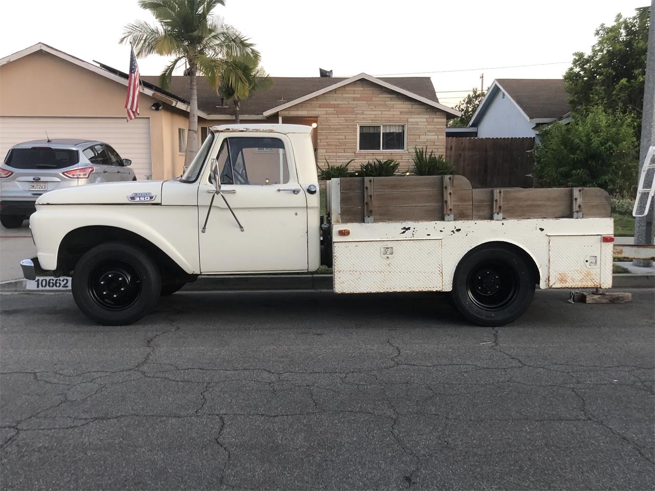 Ford-1-ton-flatbed-1963-wimbledon-white-navy-blue-13