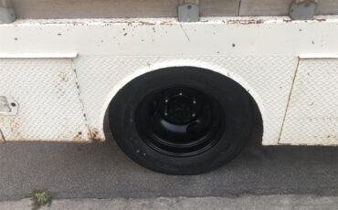 Ford-1-ton-flatbed-1963-wimbledon-white-navy-blue-2