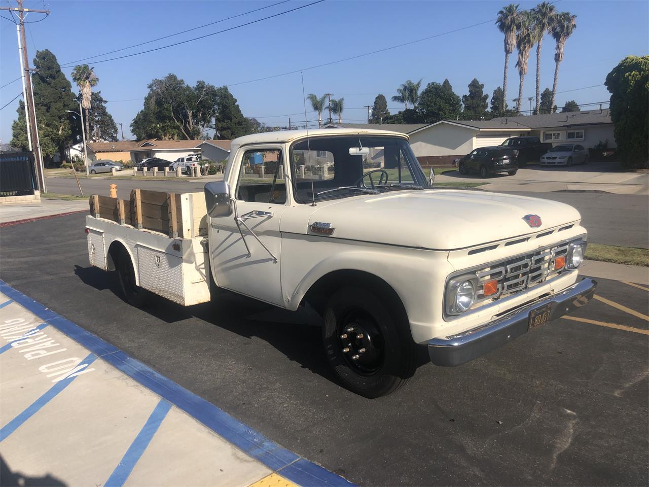 Ford-1-ton-flatbed-1963-wimbledon-white-navy-blue-4