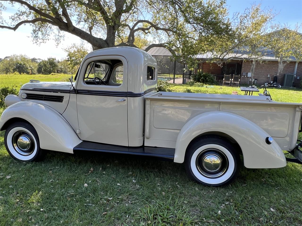 Ford-12-ton-pickup-1939-Tan-Tan-5