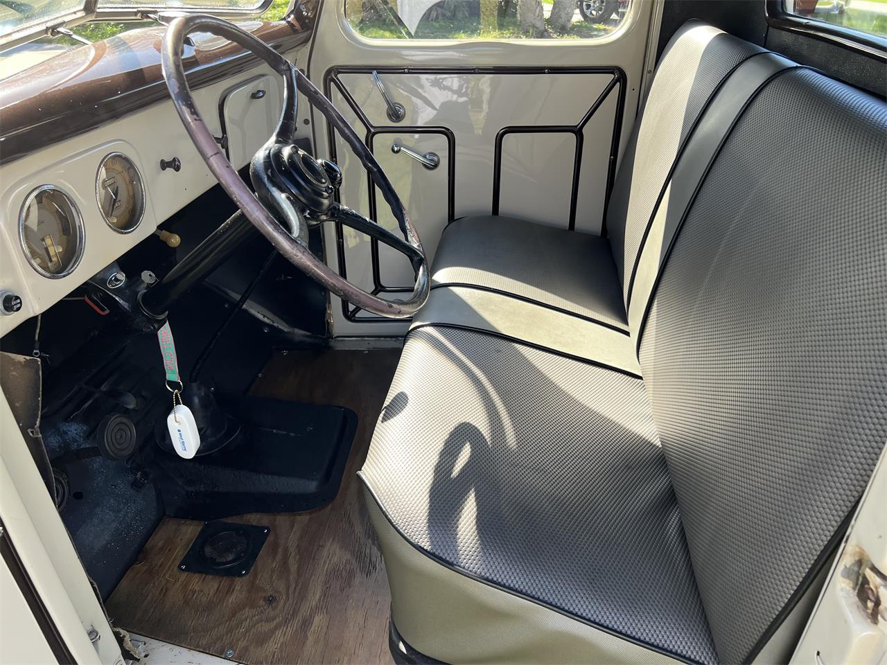 Ford-12-ton-pickup-1939-Tan-Tan-8