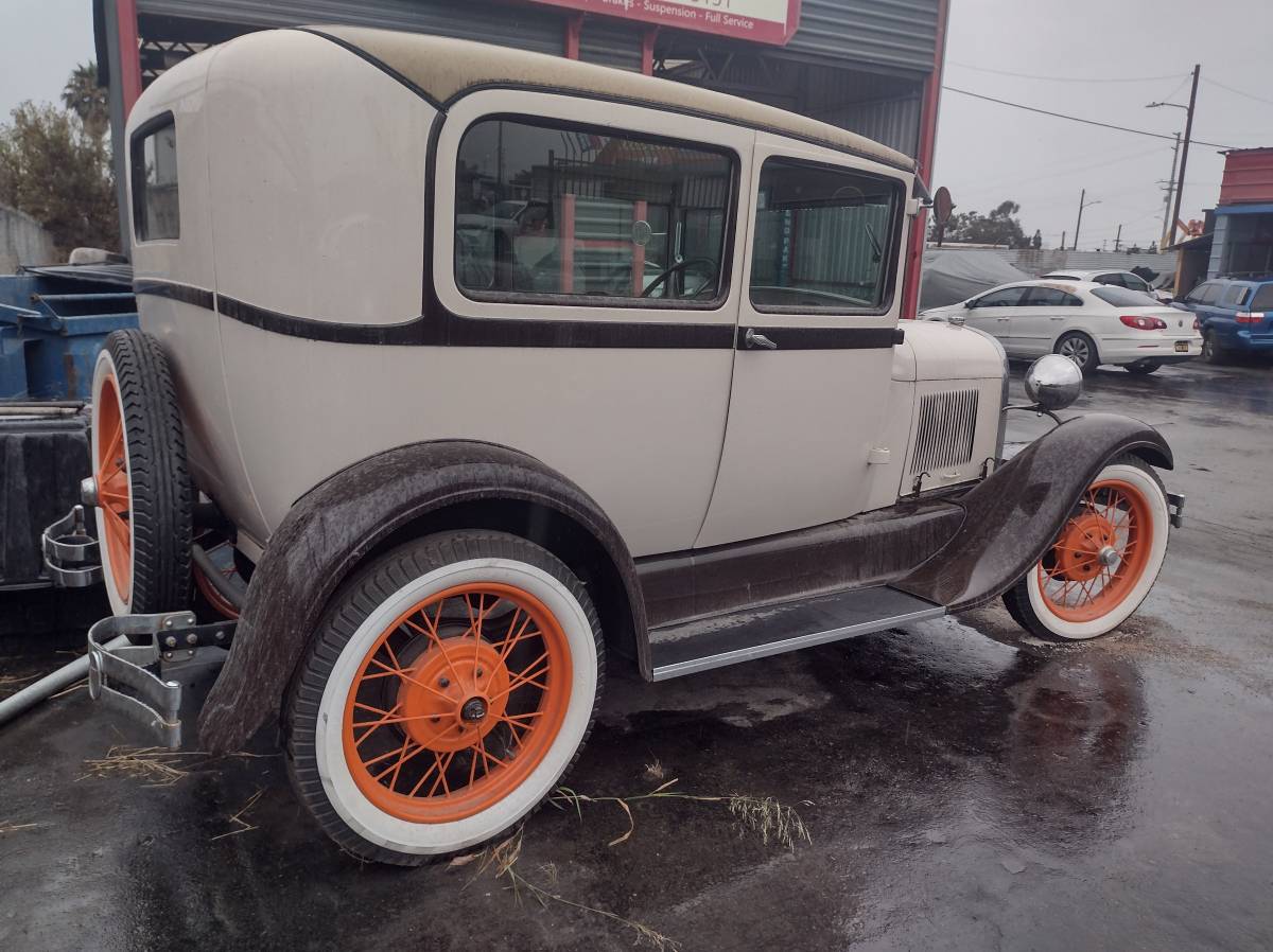 Ford-1928-brown-7