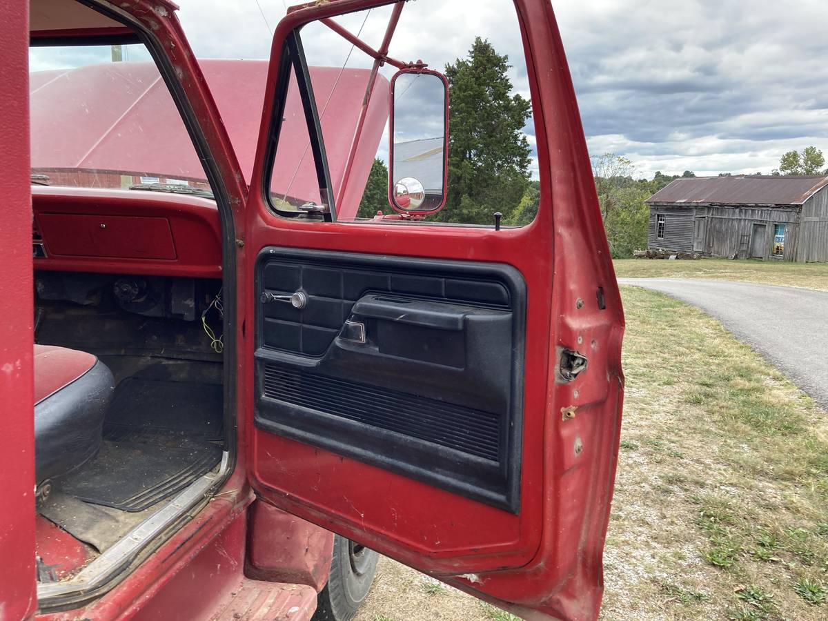Ford-1977-red-2