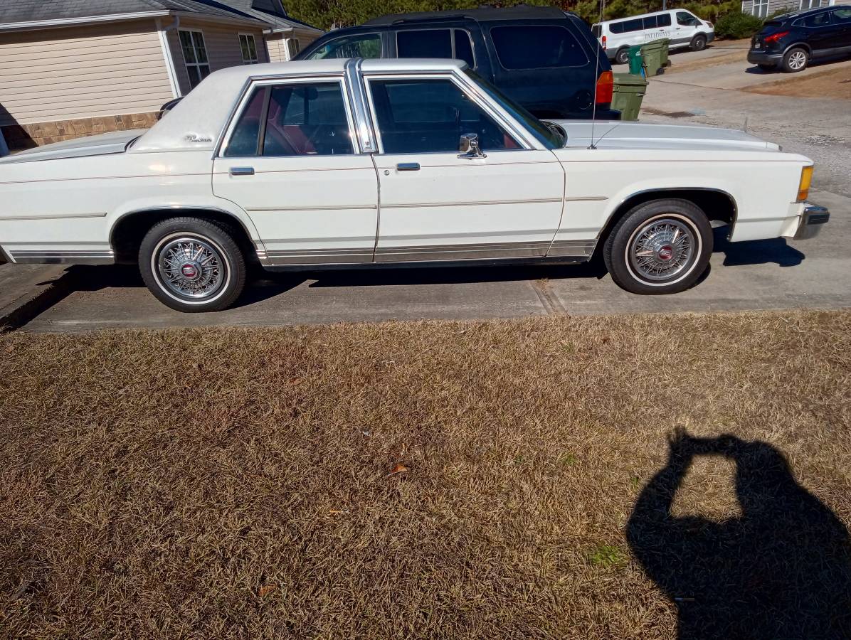 Ford-1981-white-2