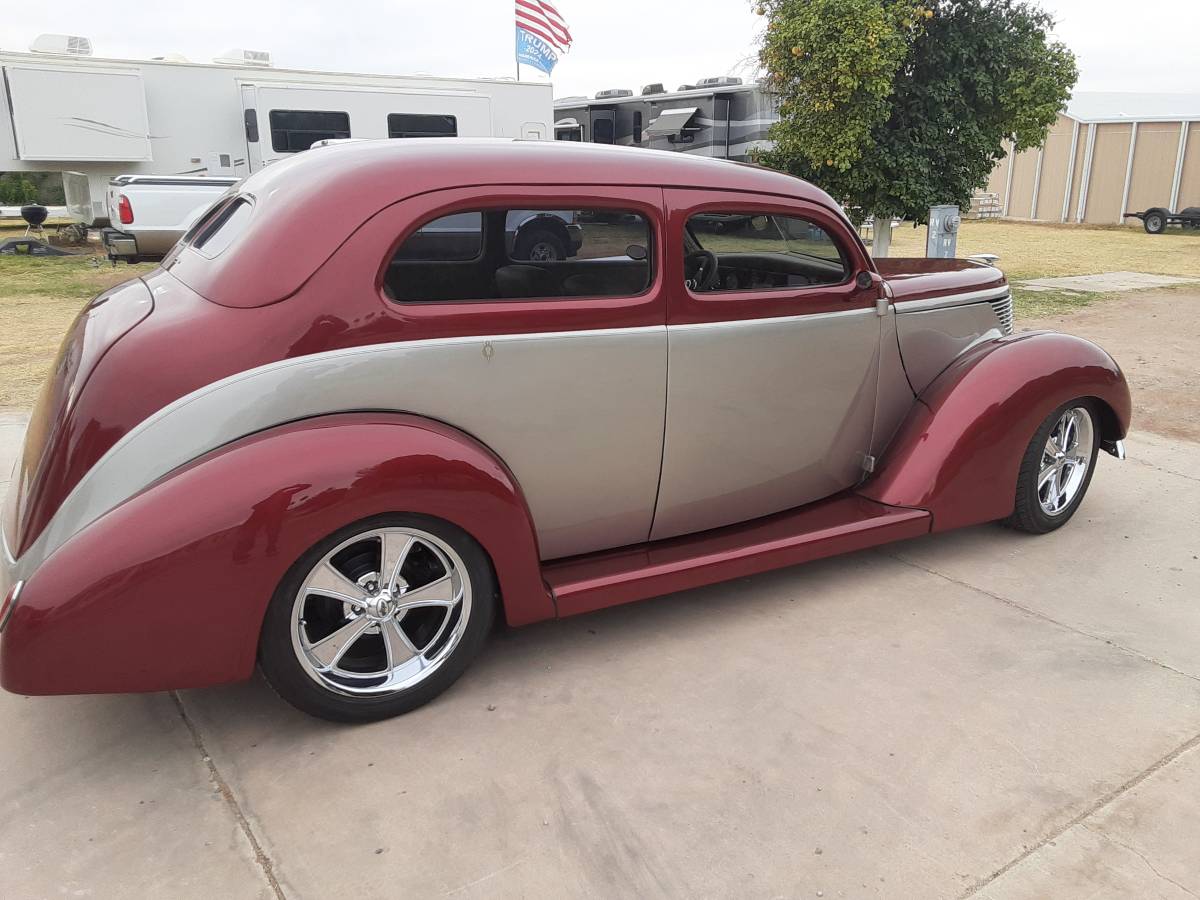 Ford-2-door-sedan-1938-12