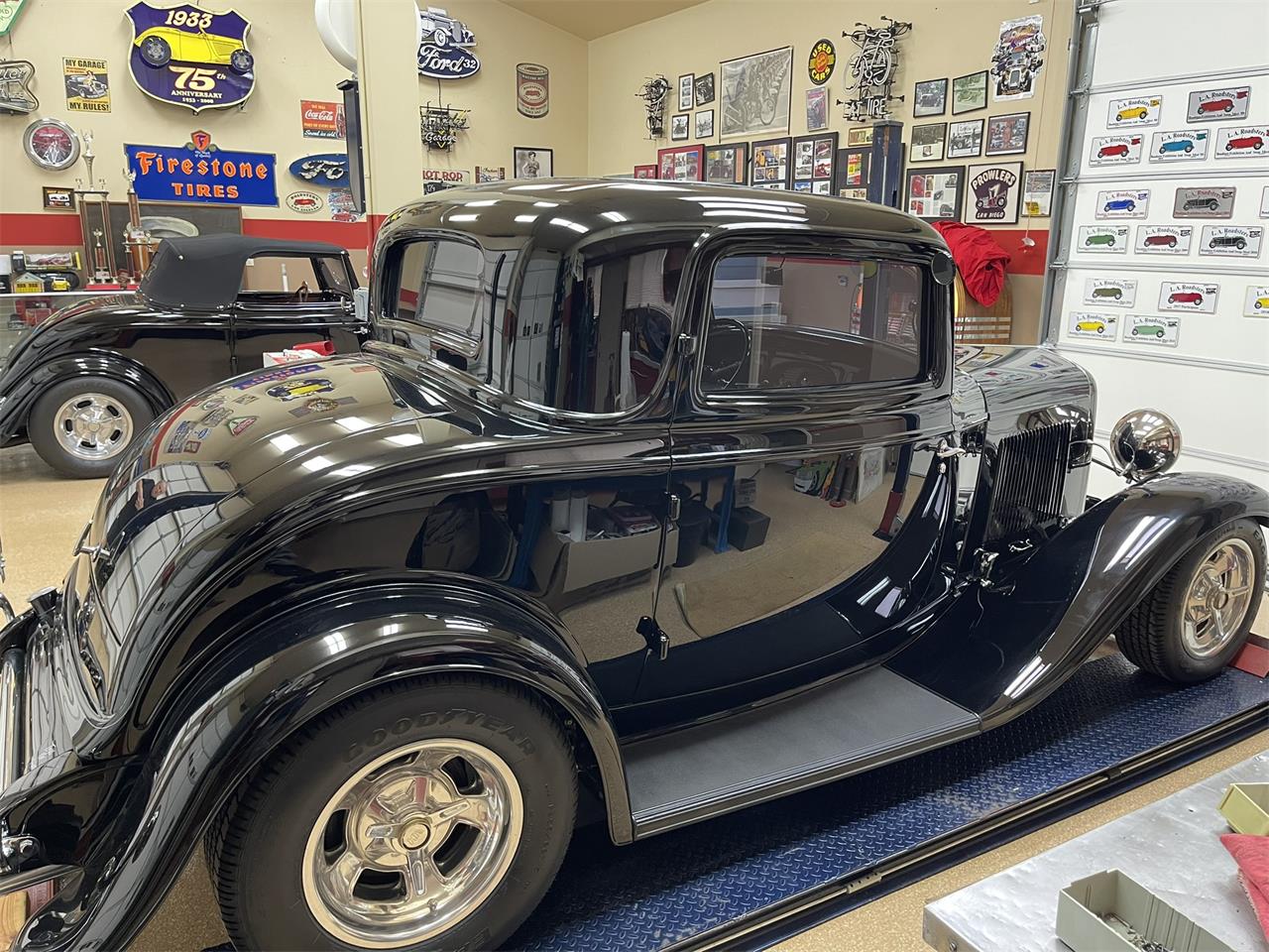 Ford-2-dr-coupe-1932-Black-Gray-21