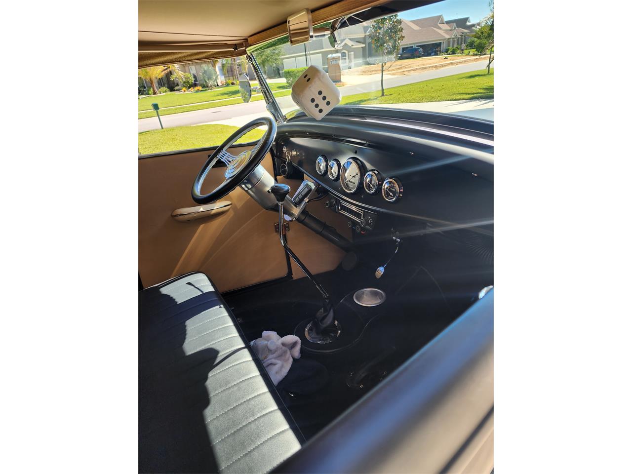 Ford-2-dr-coupe-1932-Black-Tan-10