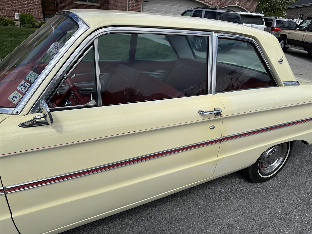 Ford-2-dr-coupe-1963-Yellow-Red-7