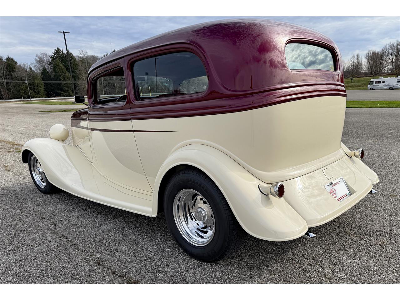 Ford-2-dr-sedan-1933-Maroon-and-cream-Maroon-and-cream-1