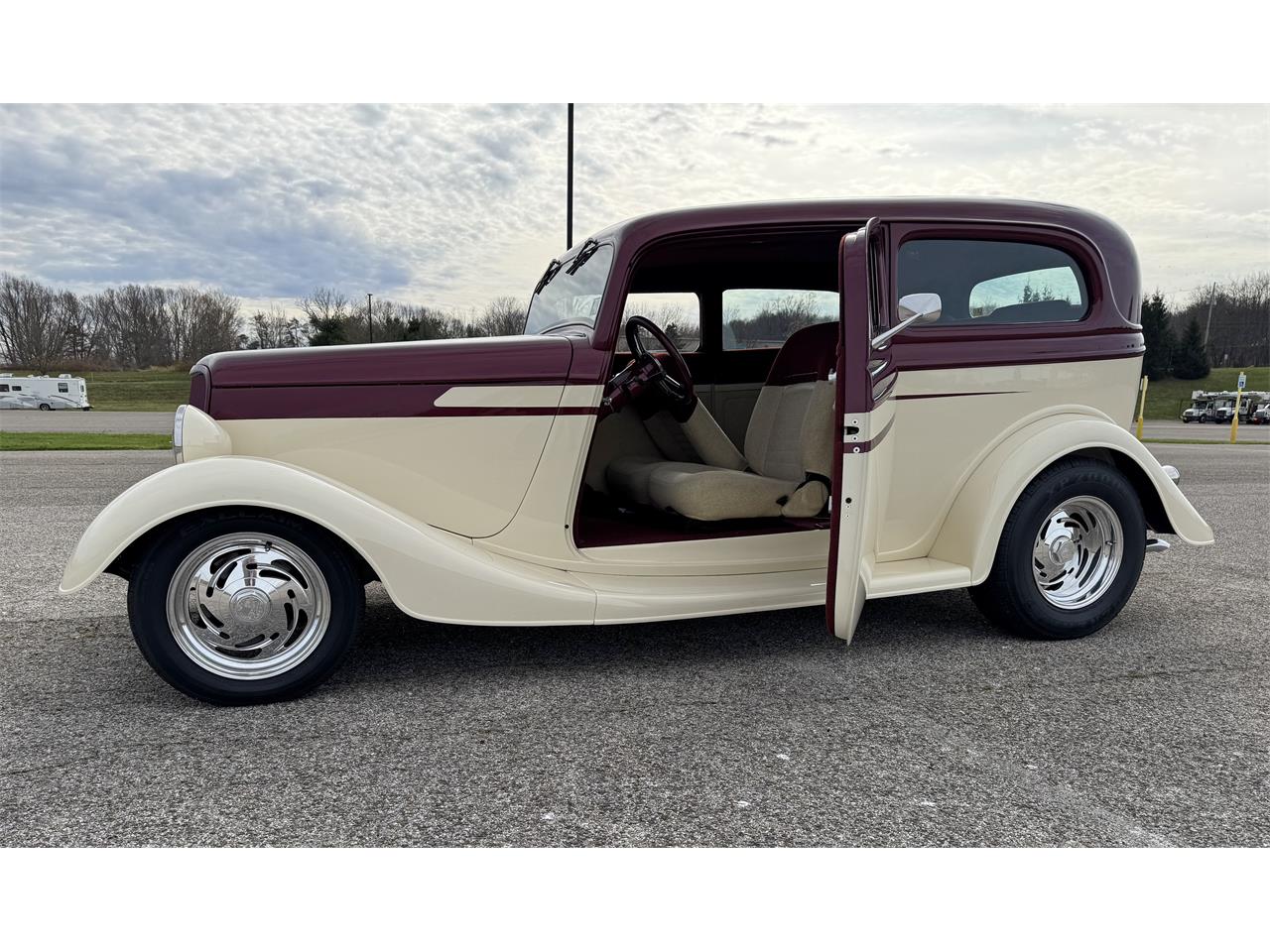 Ford-2-dr-sedan-1933-Maroon-and-cream-Maroon-and-cream-11