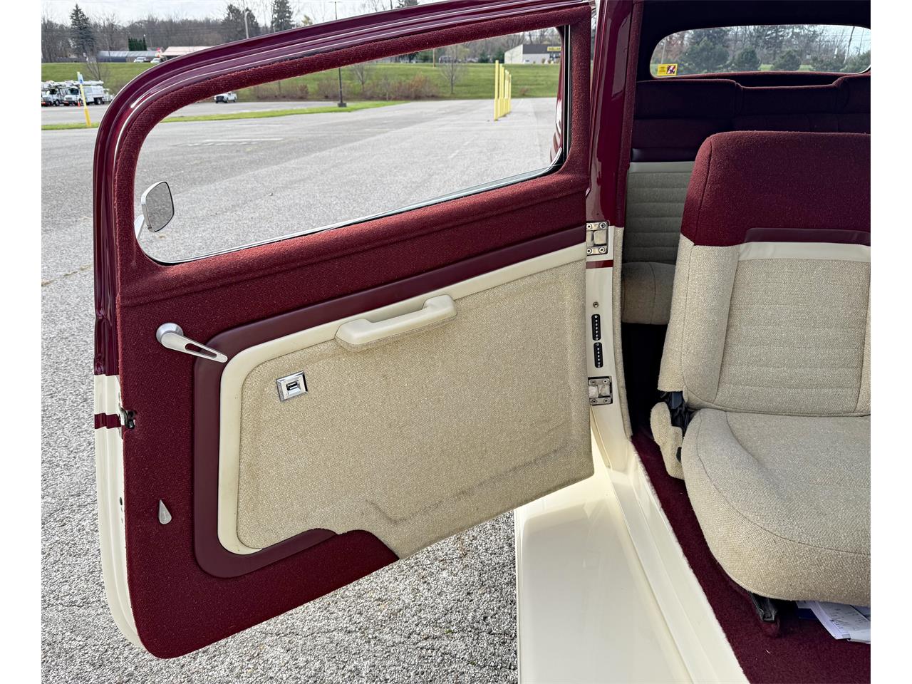 Ford-2-dr-sedan-1933-Maroon-and-cream-Maroon-and-cream-12