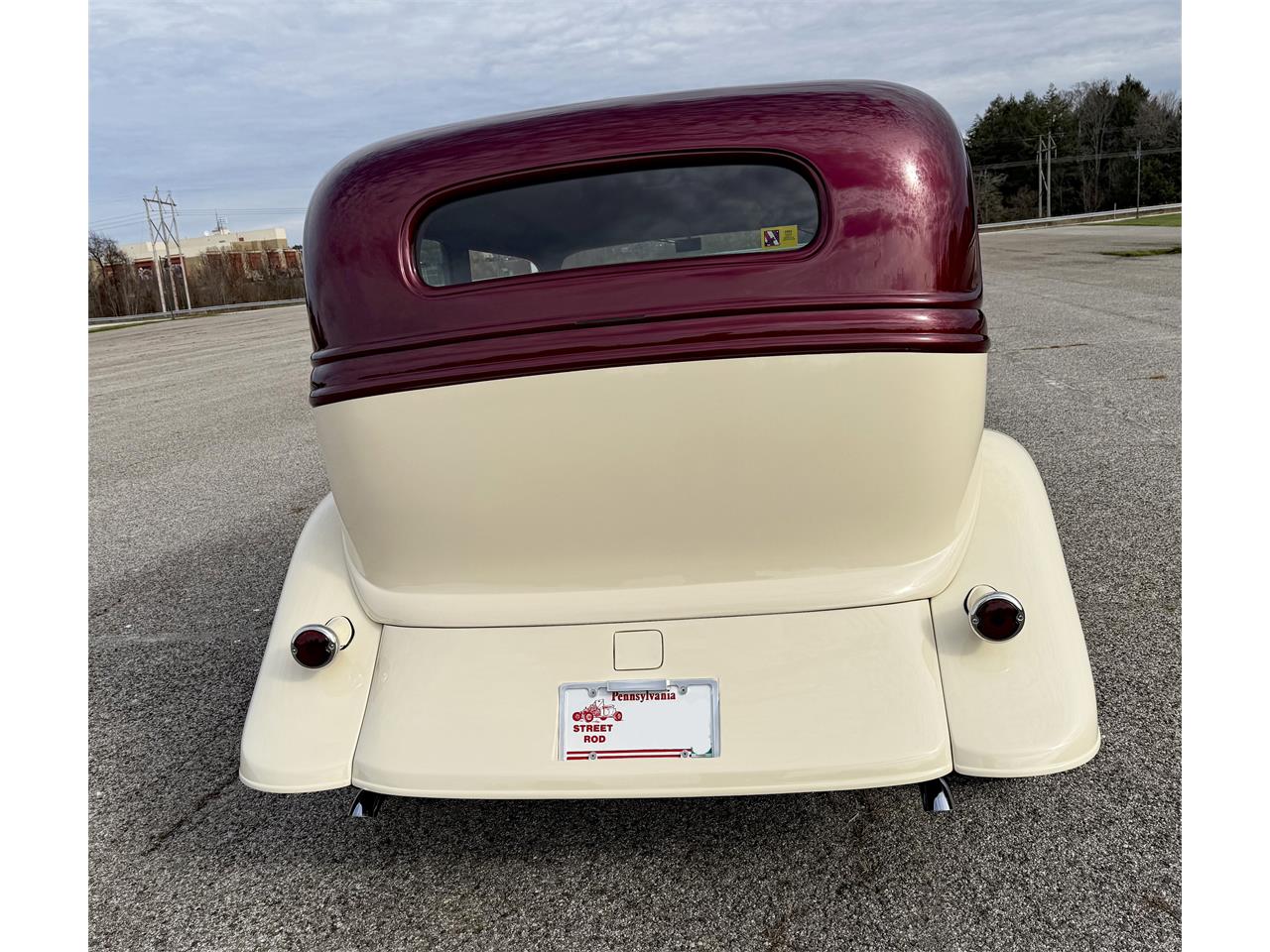 Ford-2-dr-sedan-1933-Maroon-and-cream-Maroon-and-cream-2